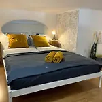 Bee-happy Downtown Apartment *
