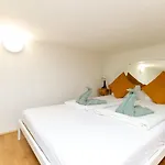 Bee-happy Downtown Apartment *