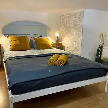 Bee-happy Downtown Apartment *