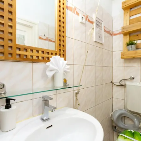 Bee-happy Downtown Budapest