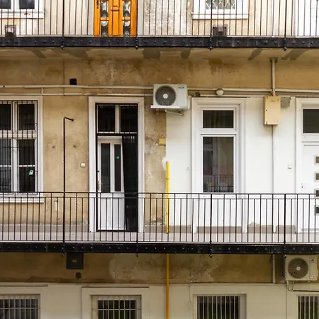 Bee-happy Downtown Apartment