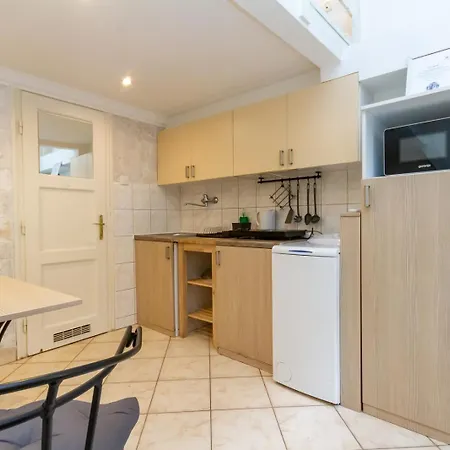 Bee-happy Downtown *