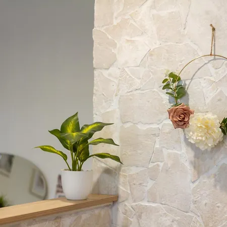 Bee-happy Downtown Apartment