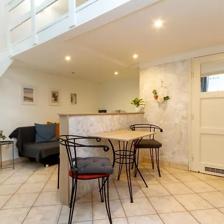 Bee-happy Downtown Apartment *