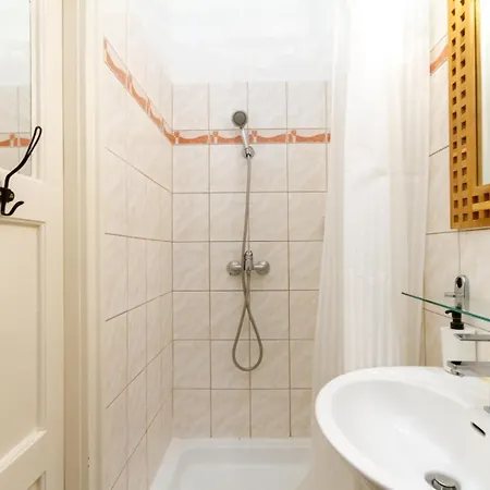 Bee-happy Downtown Budapest