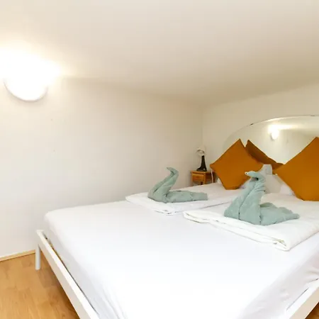 Bee-happy Downtown Apartment *