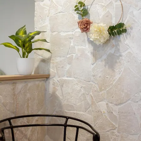 Bee-happy Downtown Apartment *